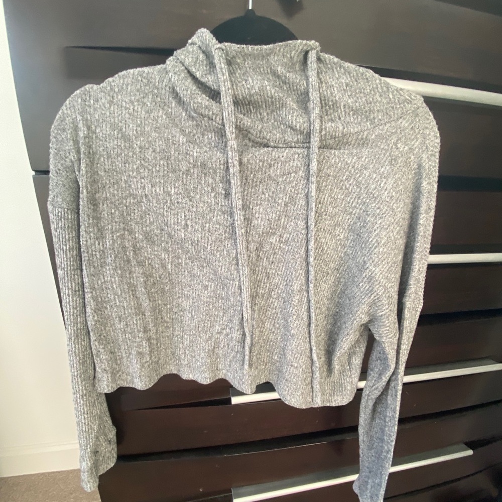 Hooded cropped long sleeved shirt